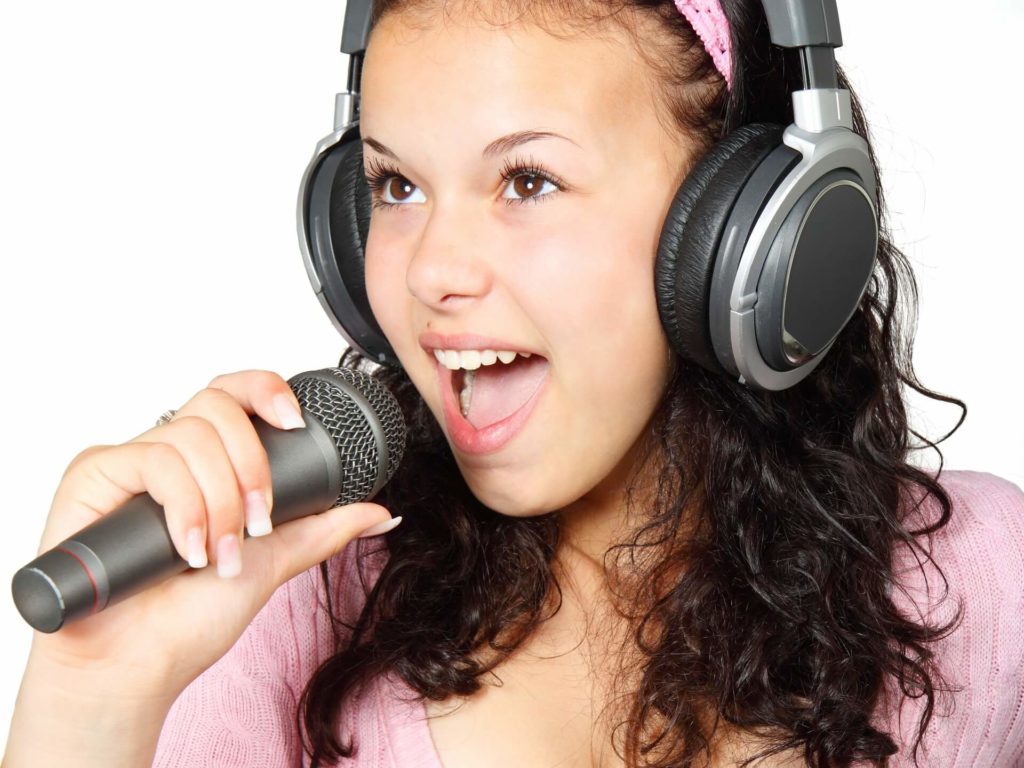 singing-classes-near-me-west-delhi-girl-with-microphone