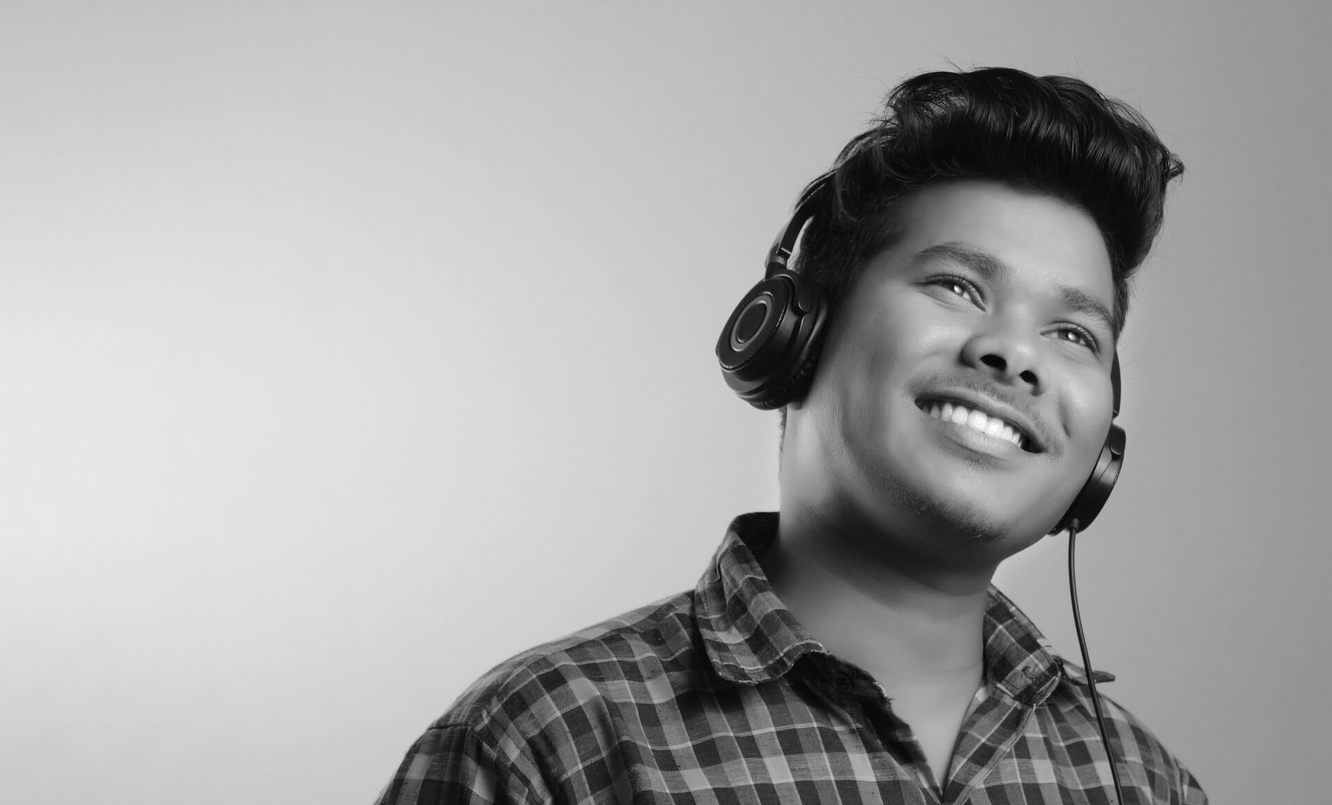 best-singing-classes-near-me-west-delhi-boy-with-headphones